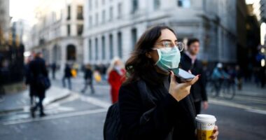 Angliában és Walesben milliók számára szigorodnak a koronavírus korlátozások