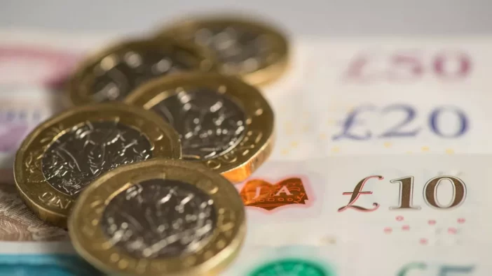  Újra növekedésnek indult a brit gazdaság, rekordsebességgel emelkedtek a bérek 8