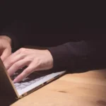 Kirúgtak egy férfit Nagy-Britanniában, miután az online meetingen felállt, de elfelejtette, hogy alul teljesen meztelen