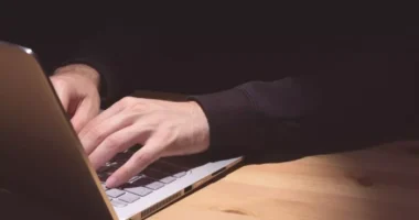 Kirúgtak egy férfit Nagy-Britanniában, miután az online meetingen felállt, de elfelejtette, hogy alul teljesen meztelen