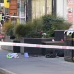 Életveszélyes állapotban van egy fiatal srác, miután megkéselték London szívében az Oxford Streeten egy buszon