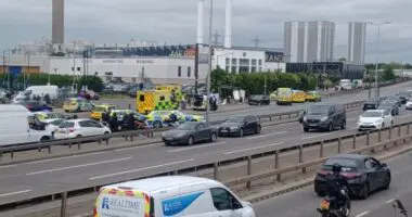 Buszra váró emberek közé csapódott egy autó Észak-Londonban: 1 halott 26