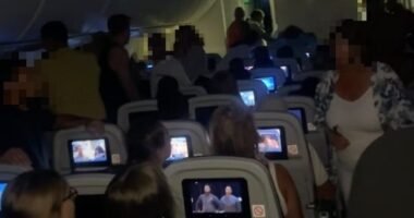 Drámai jelenetek egy Londonba tartó repülőn: az egyik utas megpróbálta kinyitni a gép ajtaját a levegőben