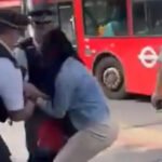 A síró gyermeke szeme láttára bilincseltek meg egy anyukát a rendőrök Londonban, mert azt hitték nem vett buszjegyet
