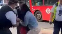 A síró gyermeke szeme láttára bilincseltek meg egy anyukát a rendőrök Londonban, mert azt hitték nem vett buszjegyet
