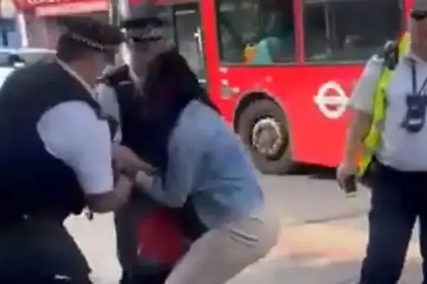 A síró gyermeke szeme láttára bilincseltek meg egy anyukát a rendőrök Londonban, mert azt hitték nem vett buszjegyet 1