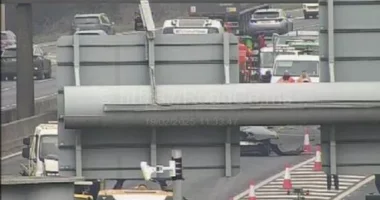 Súlyos baleset az M23-as autópályán Gatwick közelében - több autó és egy kamion ütközött