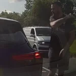 Amikor az ostobaság és az agresszió találkozik: saját fedélzeti kamerája buktatta le a brit sofőrt, aki kiütött egy másik autóst