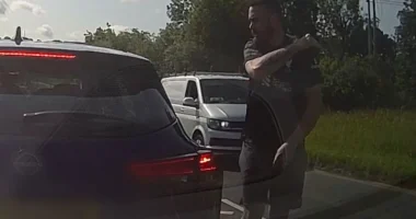 Amikor az ostobaság és az agresszió találkozik: saját fedélzeti kamerája buktatta le a brit sofőrt, aki kiütött egy másik autóst