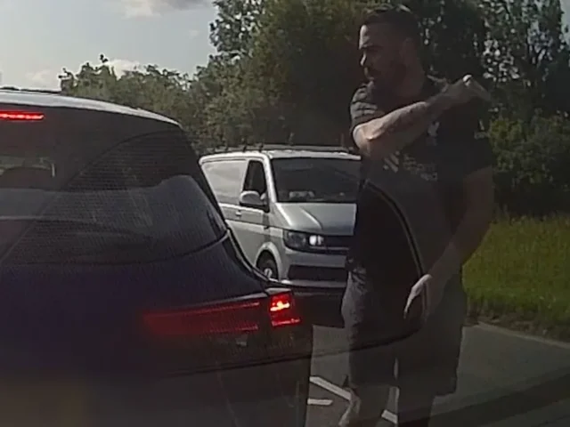 Amikor az ostobaság és az agresszió találkozik: saját fedélzeti kamerája buktatta le a brit sofőrt, aki kiütött egy másik autóst