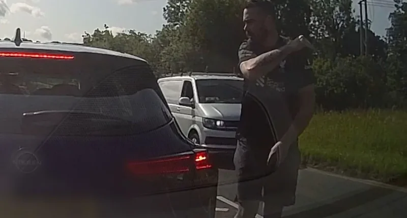 Amikor az ostobaság és az agresszió találkozik: saját fedélzeti kamerája buktatta le a brit sofőrt, aki kiütött egy másik autóst