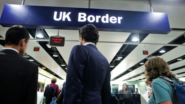A külföldi bevándorlók az Egyesült Királyságban nagyobb valószínűséggel dolgoznak, mint az itt született emberek, és jóval kevesebben igényelnek támogatást – hivatalos statisztikák 1