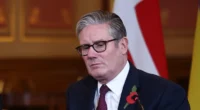 Teljes összeomlás szélén a brit kormány: Starmernek mennie kell, de ő nem hajlandó - kabaré az egész