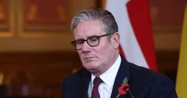 Teljes összeomlás szélén a brit kormány: Starmernek mennie kell, de ő nem hajlandó - kabaré az egész