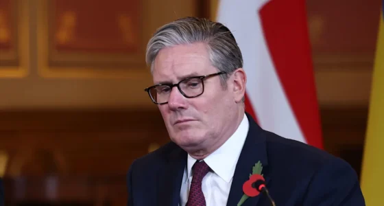 Teljes összeomlás szélén a brit kormány: Starmernek mennie kell, de ő nem hajlandó - kabaré az egész