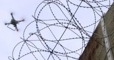 Drónokkal szállítják a fegyvereket és a drogot a raboknak az angliai börtönökben