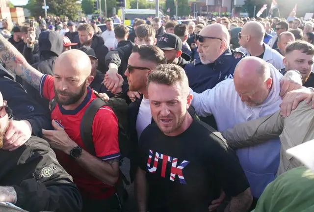 Utcai zavargások, erőszak és elszabadult indulatok Southamptonban - a rohamrendőrökkel csaptak össze a tüntetők Utcai zavargások, erőszak és elszabadult indulatok Southamptonban - a rohamrendőrökkel csaptak össze a tüntetők