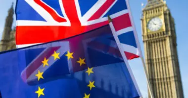 Melyik párt kínálja a legjobb feltételeket az EU bevándorlók számára az Egyesült Királyságban a választási programjában?