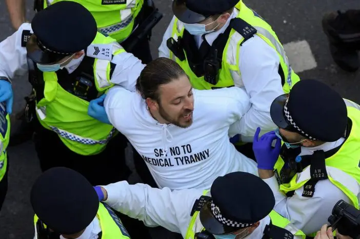 Eldurvult a lockdown ellenes tüntetés Londonban, nyolc rendőr sérült meg