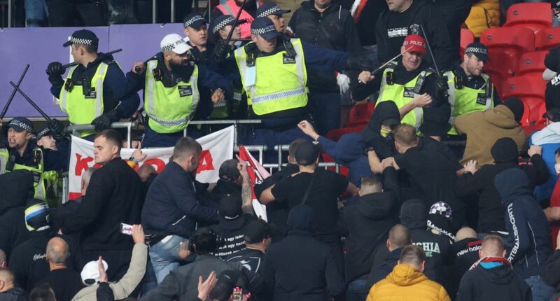Balhé az angol-magyar meccsen: összeverekedtek a magyar szurkolók az angol rendőrökkel 1