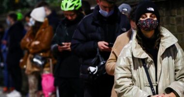 Rekordszámú új fertőzött Nagy-Britanniában: a járvány kezdete óta nem volt ennyi megbetegedés 24 óra alatt