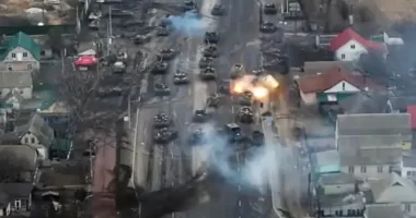 Tömegesen menekülnek az emberek Kijevből, miközben egy hatalmas orosz páncélos hadosztály már a város határában (friss fejlemények az orosz-ukrán háborúról)