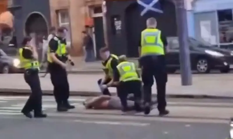 A nyílt utcán kezdett el embereket megtámadni egy fegyveres férfi Nagy-Britanniában A nyílt utcán kezdett el embereket megtámadni egy fegyveres férfi Nagy-Britanniában
