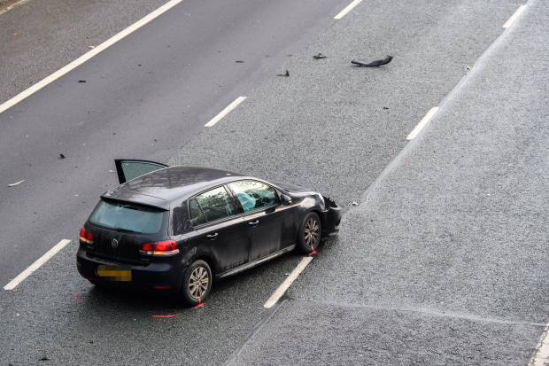 Horror autóbaleset Angliában, 8 autó ütközött az M40-esen: 2 halott, 12 sérült 5