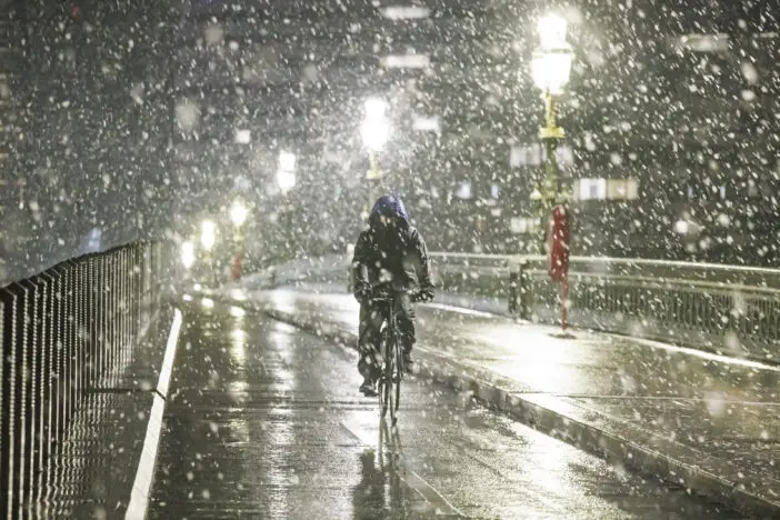 Iskolák zártak be és számos repülőjáratot töröltek a hó és fagy miatt: -15C-ot is mértek az éjjel Nagy-Britanniában és 3-as szintű hideg időjárási  riasztás van érvényben 4