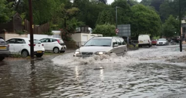 Árvízveszély van Nagy-Britannia több területén, miután volt olyan hely, ahol félhavi csapadékmennyiség esett le 1 óra leforgása alatt