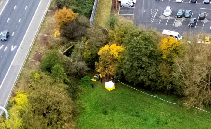 Emberi maradványokat találtak egy mezőn egy iskola mellett Angliában, Bristol városában 1