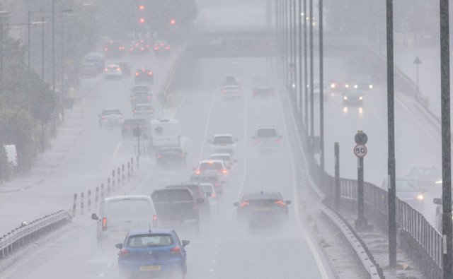 Hatalmas eső jön, az Egyesült Királyság egyes részein félhavi csapadékmennyiség eshet néhány óra alatt