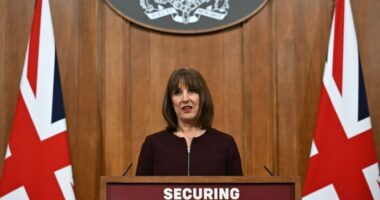 A legfontosabb változások a Nagy-Britanniában élők számára a támogatásoktól az adózásig - Tavaszi Költségvetés 2025 összefoglaló