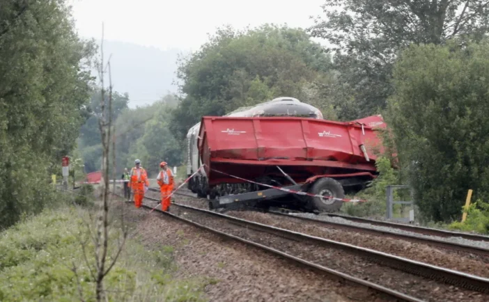 Súlyos vonatbaleset Herefordshire-ben: Traktorral ütközött egy vonat, 17 sérült