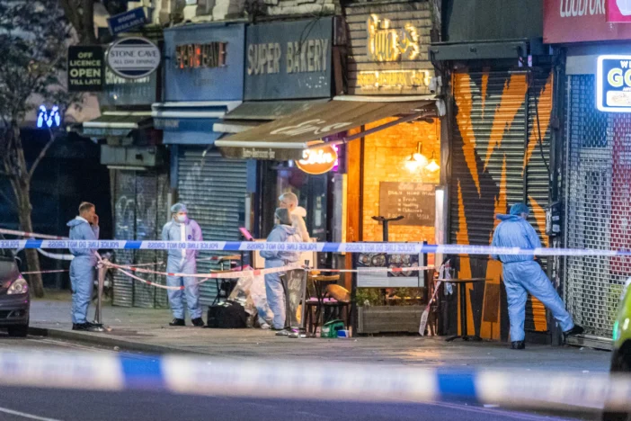 Tüzet nyitott egy támadó a nyílt utcán az egyik londoni étteremben étkezőkre – többen megsérültek egy 9 éves kislány kritikus állapotban 7