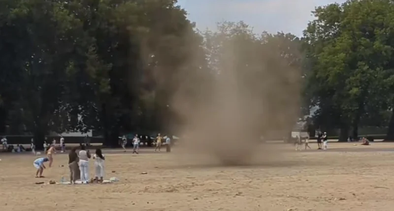 Mini tornádó Londonban: videón, ahogy végigsöpör a Greenwich Parkon és többen menekülnek