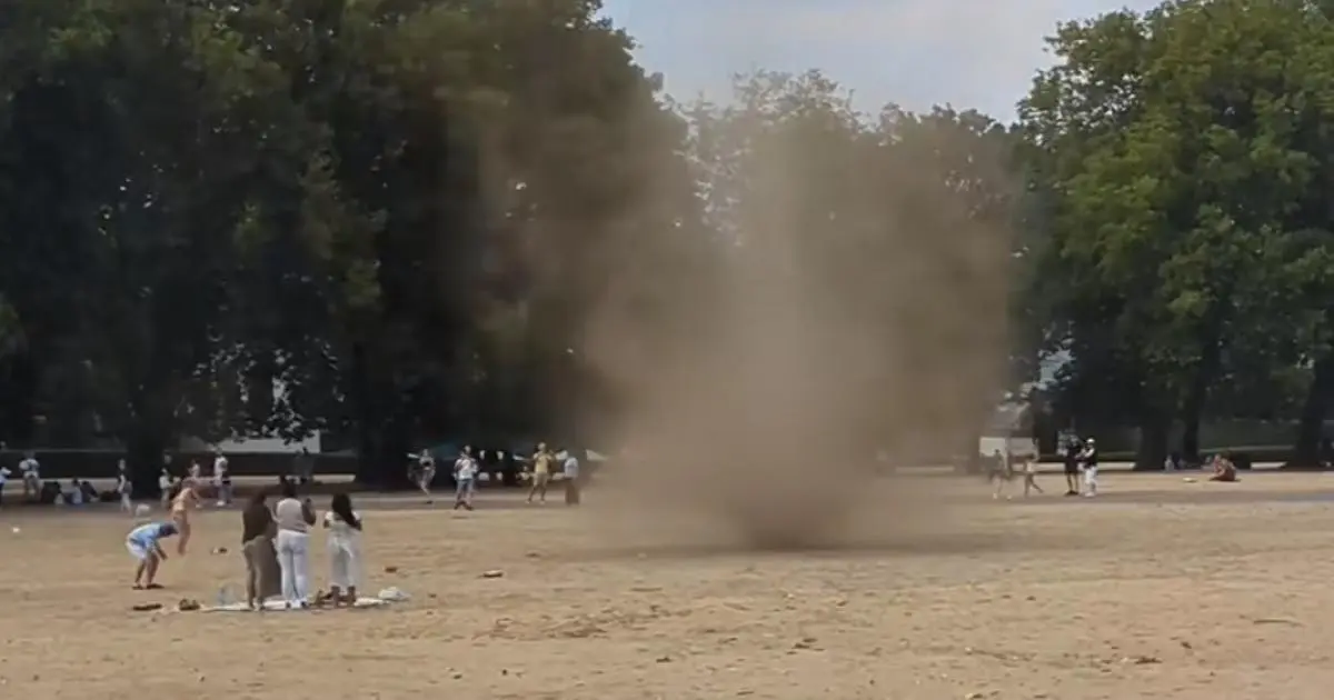 Mini tornádó Londonban: videón, ahogy végigsöpör a Greenwich Parkon és többen menekülnek mini tornádó londonban
