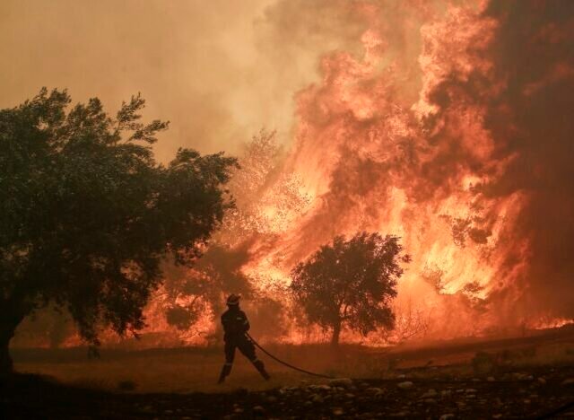 Olyan óriási bozóttüzek vannak Európa több országában, hogy Nagy-Britannia egét is beborítja a füst