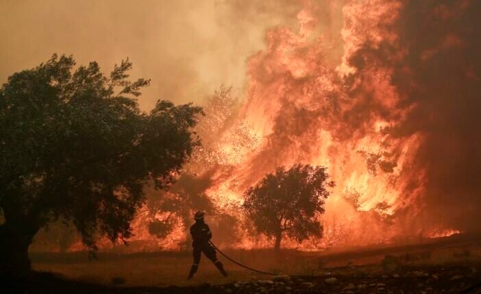 Olyan óriási bozóttüzek vannak Európa több országában, hogy Nagy-Britannia egét is beborítja a füst