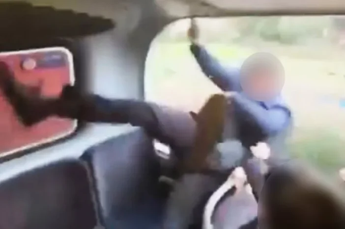 Két iskolás fiú kizuhant egy emeletes busz felső szintjéről menet közben Angliában