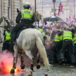Hatalmas, 150 000 fős tüntetés London központjában – erőszak, összecsapások, több tucat rendőr megsérült