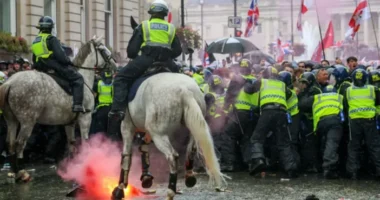 Hatalmas, 150 000 fős tüntetés London központjában - erőszak, összecsapások, több tucat rendőr megsérült