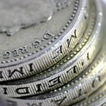 Tovább zuhan a font árfolyama: közel 100 Ft-tal kevesebbet ér, mint év elején