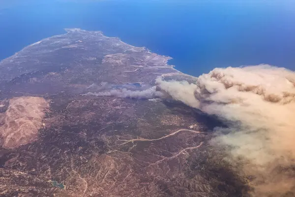 Hatalmas tűzvész pusztít Rodoszon: ezrével menekítik a szigetről az embereket, már magánhajók is besegítenek az evakuálásban 6