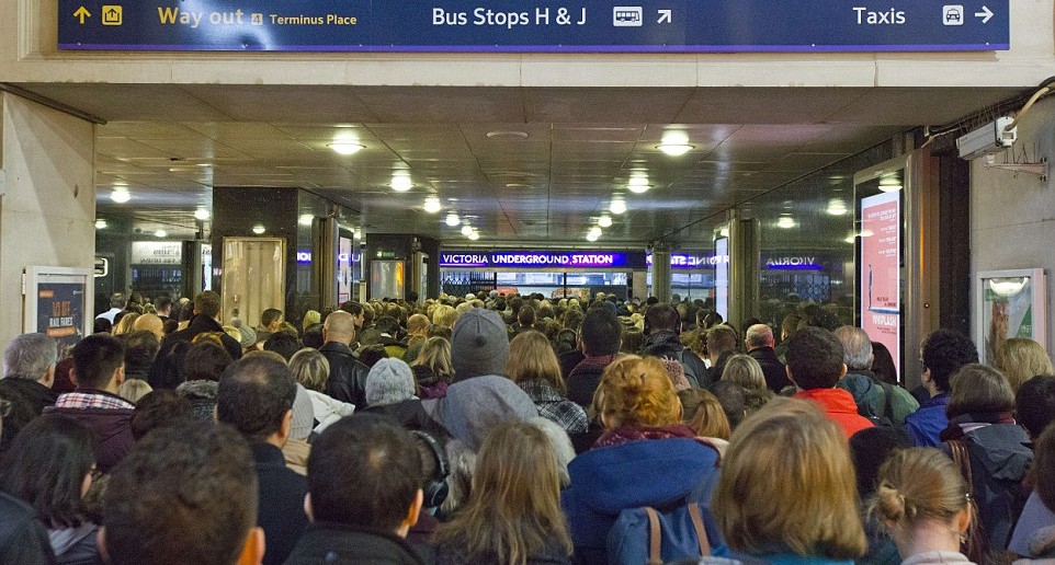 A Victoria station finoman szólva is megtelt