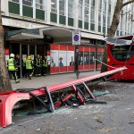 Teljesen letépte a londoni buszjárat tetejét egy fa