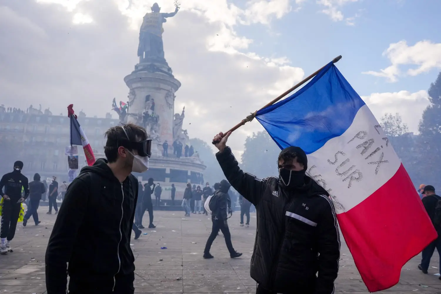 Lángokban áll Franciaország: több mint 2000 embert tartóztattak le, Macron rendkívüli beszédre készül