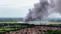 Súlyos tűzeset Angliában: Két tűzoltó és egy civil is életét vesztette a volt RAF bázison keletkezett tűzvészben