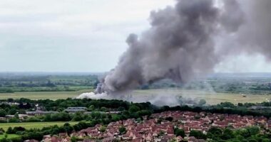 Súlyos tűzeset Angliában: Két tűzoltó és egy civil is életét vesztette a volt RAF bázison keletkezett tűzvészben