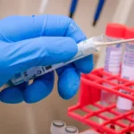 Figyelmeztetést adtak ki Angliában az „amerikai Covid” miatt: nő az esetek száma, itt van, amit tudni kell